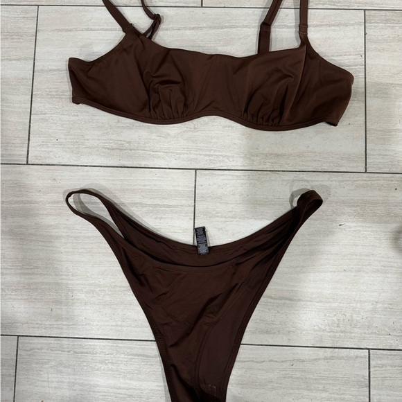 SKIMS Bikini Set bra size 4x and bikini is size 3 - Picture 4 of 11